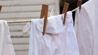 ¿Es posible reparar la ropa manchada con lejía? La respuesta es sí y solo necesitas mezclar dos ingredientes