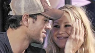 Enrique Iglesias y Anna Kournikova, entre rumores de embarazo, regresan a España