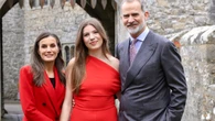 El look de madre orgullosa de la Reina Letizia con su traje icónico en rojo para apoyar a la Infanta Sofía en Gales