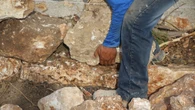 Un hombre guarda una roca durante años pensando que es una pepita de oro, pero resulta ser algo mucho más valioso