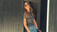 En uniforme de Sara Carbonero en su viaje más solidario con vaqueros de madre y las Converse eternas