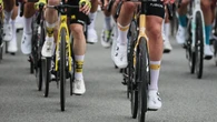 El Tour empieza con la caída más ridícula: ninguno de los dos lo entiende