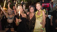 Carmen Lomana es la diva de Marbella para celebrar su 76 cumpleaños con un mini vestido negro y mules de Chanel