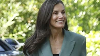 La Reina Letizia se ha comprado en Mango el traje verde de lino para llevar con merceditas al trabajo en junio