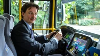 ¿Saludas al subir al autobús? Esto es lo que la psicología dice sobre ti