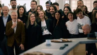 Marta Ortega agota la camiseta del 50 aniversario de Zara que se lleva con traje negro elegante