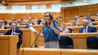 Mónica García presume de gestión pese a que los pacientes esperan más de 600 días para recibir las nuevas terapias