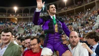 Morante, Roca Rey y Aguado remontan una tarde torcida en Granada y salen a hombros