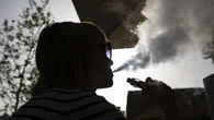 Piden a la OMS revisar su política contra el tabaco