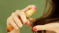 3 aceites económicos que eliminan el frizz y dan brillo a tu pelo en verano