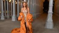 Blake Lively se convierte en Serena van der Woodsen con vestido de pedrería y maxi capa naranja en la gala LACMA 2024