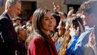 La Reina Letizia se pone el traje (burdeos) para volver a Valencia para unas reuniones por la DANA