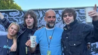 Pep Guardiola se hace "la foto del siglo" con los hijos de Liam y Noel Gallagher en el concierto de Oasis
