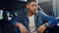Nick Jonas reinventa el reloj con Fossil: así es su colección Machine Luxe con anillos-reloj