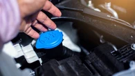 Por qué no debo echar agua en lugar del líquido limpiaparabrisas de mi coche: los expertos dan la respuesta