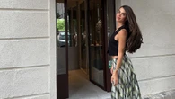 El vestido ibicenco de Violeta Mangriñán es el que las chicas más pijas llevan también por las calles de Madrid