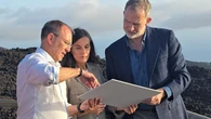 Pantalones blancos, sahariana y zapatillas: el look más casual de la Reina Letizia en su regerso a La Palma