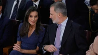 La Reina Letizia apuesta por la sofisticación de un vestido lady para su cita con el periodismo madrileño