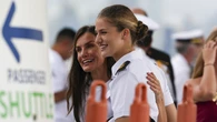 La Reina Letizia sorprende en Panamá con camisa y pantalones vaqueros para reunirse con Leonor por el Día de la Madre