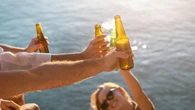 Esto es lo que le pasa a tu cuerpo si bebes alcohol durante una ola de calor