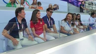 Letizia es la Reina de París con los jeans pitillo blancos que comparte con Leonor y Sofía (y vuelven a la moda este otoño)