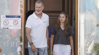 La Princesa Leonor sorprende junto al Rey Felipe VI con su look más boho-chic, blusa con bordados y pantalones blancos