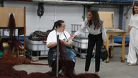 La Reina Letizia con los pantalones que más estilizan con merceditas en su visita a Burela