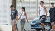 Aitana se va a los karts en Ibiza con Plex con el look más rompedor: body con escotazo y vaqueros muy anchos