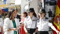 La Reina Letizia no falla a su cita con la Feria del Libro de Madrid con traje blanco icónico y sus zapatillas favoritas