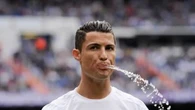 ¿Por qué lo futbolistas escupen el agua en lugar de tragársela? Tiene más sentido de lo que parece