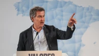 Feijoó escenifica su apoyo a Mazón: "Sánchez os asfixia, vosotros lo estáis haciendo bien"