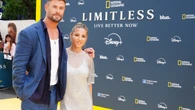 Elsa Pataky celebra su cumpleaños en Londres con el minivestido metálico más sexy para mujeres bajitas