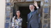 Vestido camisero de flores y alpargatas de cuña sensata: el look de la Reina Letizia para visitar Cáceres