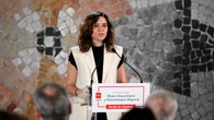 Isabel Díaz Ayuso recupera el chaleco más viral de Zara para una mañana de trabajo en Madrid