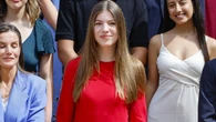La Infanta Sofía se ha ido de compras a las rebajas de Mango a por el vestido rojo asimétrico que lleva con bailarinas