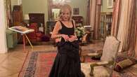 El glamur de Carmen Lomana para irse de cena de gala con este vestido negro de diseñador madrileño