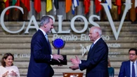 Felipe VI entrega el Premio Carlos V a Borrell: "Ha trabajado sin descanso para que Europa hable con una sola voz en tiempos de enormes desafíos"