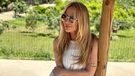 Las sandalias doradas de Marta Sánchez que elevarán tus looks en vacaciones: artesanía griega con alma femenina