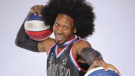Moose Weekes, el Globetrotter viral que hizo una canasta con un árbol y triunfó en Disney