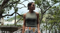 El pantalón estampado y de tiro alto de Virginia Troconis es el que las mujeres +40 meterán en su maleta de vacaciones