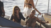 Las fotos del día de los famosos: de Karol G con su novio en Formentera al bikinazo de Tamara Falcó