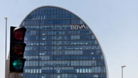 La cúpula del BBVA ve factible seguir adelante con la opa al Sabadell, pero tantea a los accionistas
