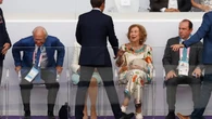 La Reina Sofía no se ha querido perder la fiesta de clausura de los Juegos Olímpicos con un conjunto estampado de hace 13 años y alpargatas cómodas en París