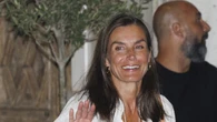El look de incógnito de la Reina Letizia por las calles de Madrid: sin maquillaje, moño, vaqueros anchos y zapatillas