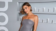 Hailey Bieber apuesta por lo 'vintage' con unas sandalias de Chanel que marcan tendencia