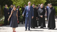 La Reina Letizia recupera su vestido denim de 750 euros combinado con Mary Jane rojos para presidir el Milenario de Montserrat