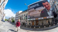 El PSOE aprieta en su ofensiva contra la lona de Sánchez "corrupto": pide a la jueza que prohíba su difusión en redes
