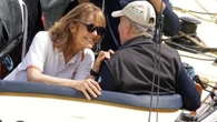 El divertido momento del Rey Juan Carlos con una admiradora en el puerto de Sanxenxo