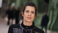 Carlota Casiraghi deslumbra en el desfile de Chanel de París con un conjunto de tweed y botas de tacón sensato