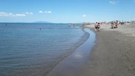 Susto en Italia: un menor y su familia cavan otro boquete en la misma playa en la que murió sepultado un joven